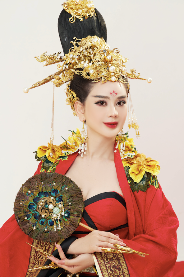 Nhân dịp đầu năm mới, Lâm Khánh Chi khoe loạt ảnh diện trang phục cổ trang với thần thái rạng rỡ. Nữ ca sĩ tái xuất với hình ảnh giàu năng lượng sau một năm gặp nhiều biến động trong cuộc sống. NVCC Nhân dịp đầu năm mới, Lâm Khánh Chi khoe loạt ảnh diện trang phục cổ trang với thần thái rạng rỡ. Nữ ca sĩ tái xuất với hình ảnh giàu năng lượng sau một năm gặp nhiều biến động trong cuộc sống. NVCC