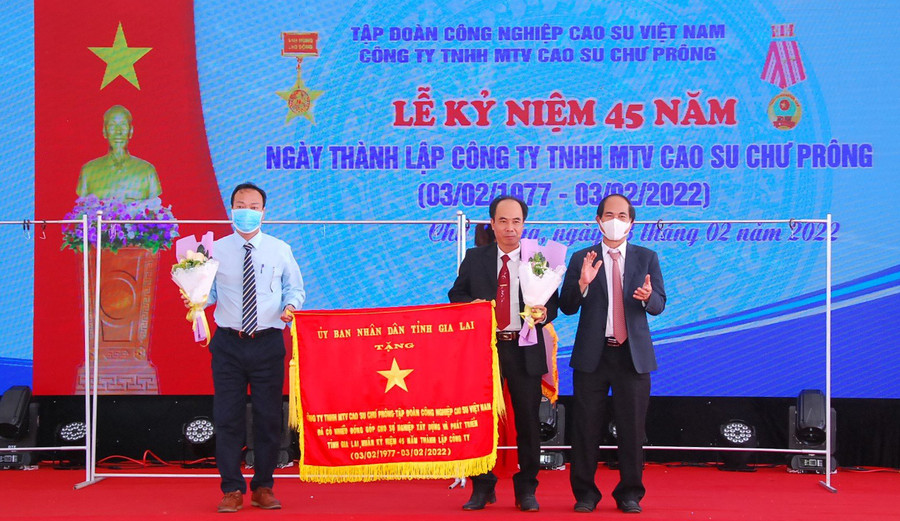 Chủ tịch UBND tỉnh Võ Ngọc Thành (bìa phải) tặng cờ thi đua của UBND tỉnh cho Công ty TNHH một thành viên Cao sư Chư Prông. Ảnh: Hồng Thương Chủ tịch UBND tỉnh Võ Ngọc Thành tặng cờ thi đua của UBND tỉnh cho Công ty. Ảnh: Hồng Thương