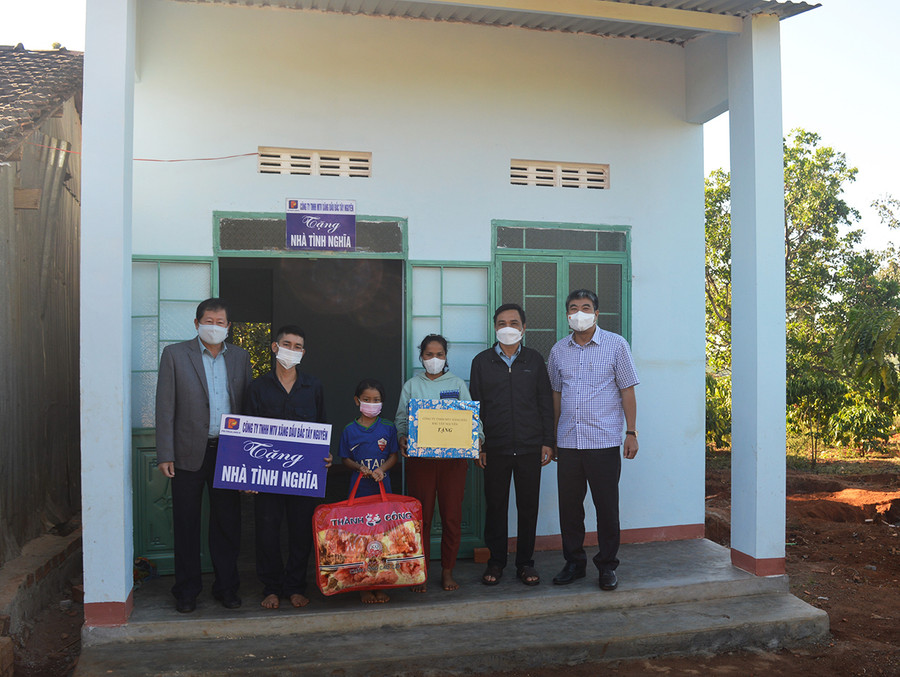  Công ty TNHH một thành viên Xăng dầu Bắc Tây Nguyên trao tặng nhà tình nghĩa cho gia đình anh Ksor Tung (làng Pnuk, xã Ia Kriêng). Ảnh: Anh Huy