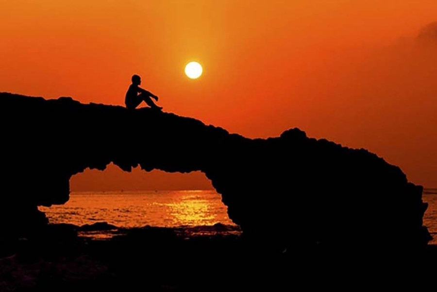 Du lịch đảo Lý Sơn: Ngắm hoàng hôn ở Cổng Tò Vò là một trải nghiệm tuyệt vời ở Đảo Lý Sơn.