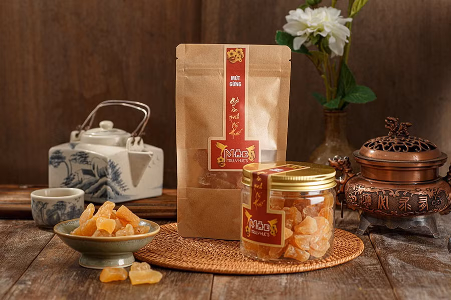 Một số sản phẩm ấn tượng của Mộc Truly Hue’s: trà sen, hạt sen, bánh pháp lam, mè xửng, mứt gừng sấy dẻo. NVCC