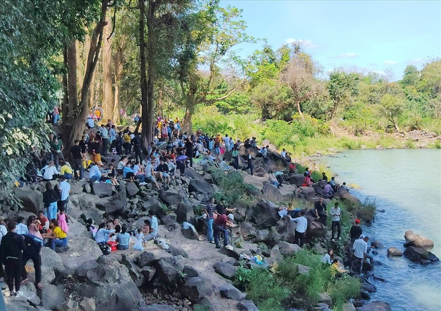 Hàng ngàn lượt khách đã đến tham quan tại Khu du lịch thác D'ray Sáp. Ảnh: Phan Tuấn Hàng ngàn lượt khách đã đến tham quan tại Khu du lịch thác D'ray Sáp. Ảnh: Phan Tuấn