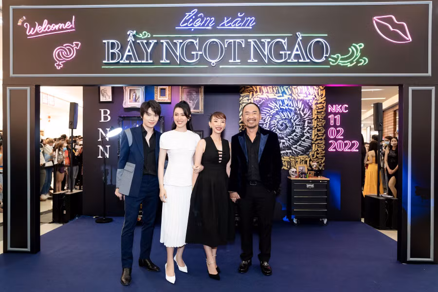 Quang Trung, Thúy Ngân và vợ chồng Thu Trang - Tiến Luật cũng đến chúc mừng đoàn phim. Ảnh: ĐPCC