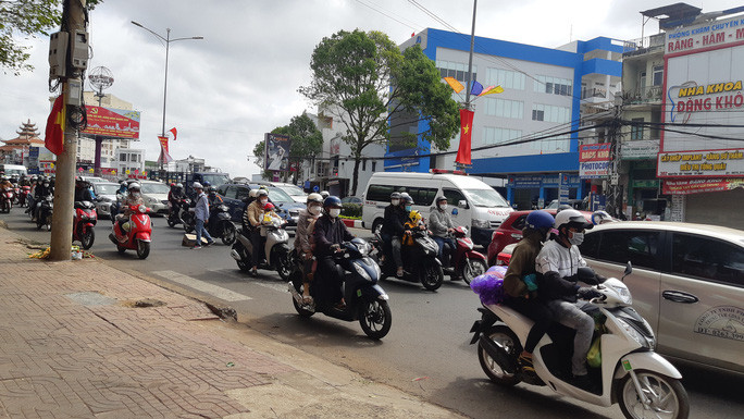 Nhiều tuyến đường phố Buôn Ma Thuột đông kín người Nhiều tuyến đường phố Buôn Ma Thuột đông kín người