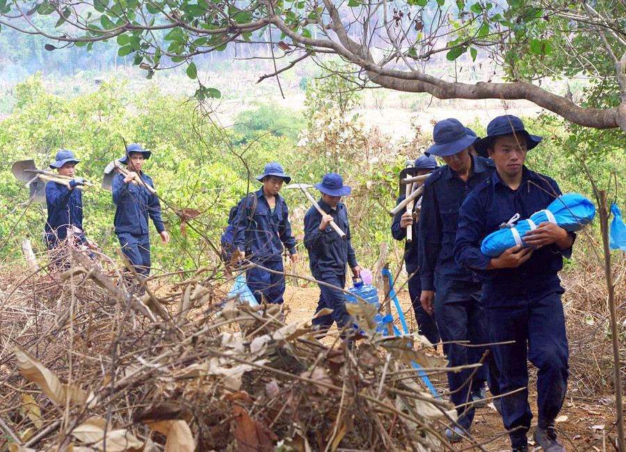 Cán bộ, chiến sĩ Đội K52 băng rừng tìm kiếm mộ liệt sĩ. Ảnh: Vĩnh Hoàng