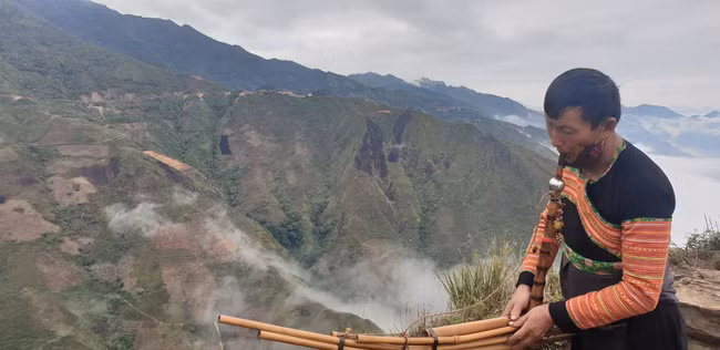 Một người Mông bản địa say sưa thổi khèn trên “lưng khủng long”. Ảnh: N.Q