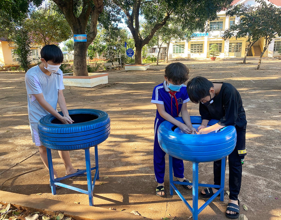 “Bồn rửa tay vui vẻ” được đặt tại điểm Trường Tiểu học Trần Quốc Toản (xã Ia Boòng, huyện Chư Prông). Ảnh: Minh Châu “Bồn rửa tay vui vẻ” được đặt tại điểm Trường Tiểu học Trần Quốc Toản (xã Ia Boòng, huyện Chư Prông). Ảnh: Minh Châu