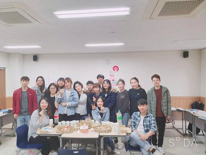 Thu Hà cùng các du học sinh Việt tổ chức liên hoan, gặp mặt cùng đón Tết. Ảnh: nhân vật cung cấp