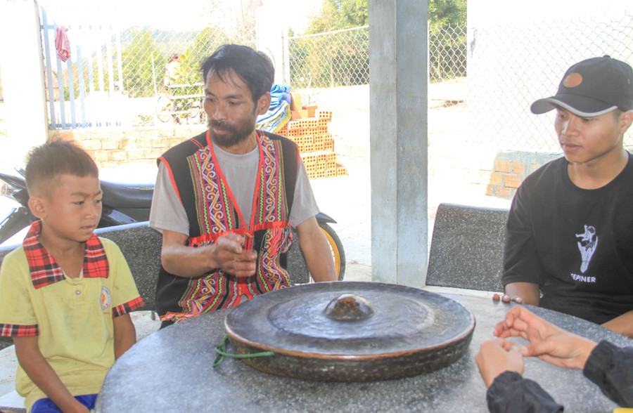 Nghệ nhân A Kyunh giúp các em nhỏ trong làng hiểu hơn về cồng chiêng và văn hóa truyền thống. Ảnh: H.T Nghệ nhân A Kyunh giúp các em nhỏ trong làng hiểu hơn về cồng chiêng và văn hóa truyền thống. Ảnh: H.T