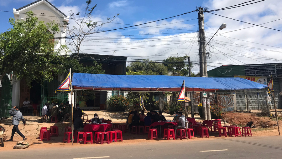 Gia đình đang tổ chức đám tang cho anh Bùi Văn Tiện (tổ 4, thị trấn Kon Dỡng, huyện Mang Yang). Ảnh: Văn Ngọc Gia đình đang tổ chức đám tang cho anh Tiện. Ảnh: Văn Ngọc