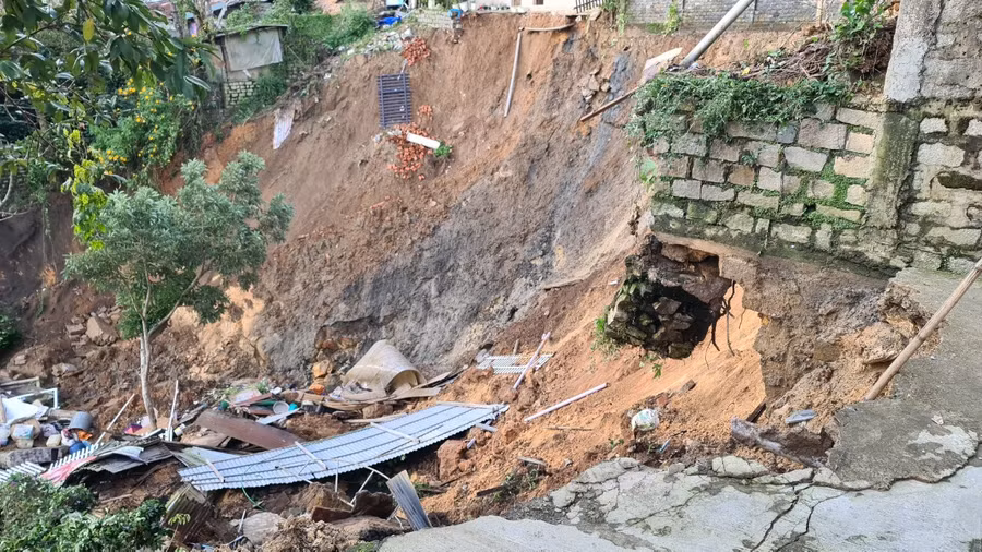 Một số căn nhà tại khu vực sạt lở đất hở móng chênh vênh. Ảnh: Lâm Viên