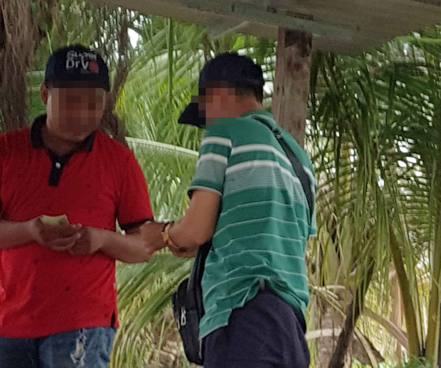 Một cần thủ nhận tiền sau khi cuộc thi câu cá kết thúc