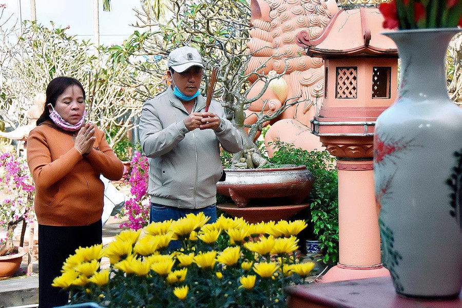 Thắp hương, lễ Phật cầu an cho gia đình trở thành nét đẹp văn hóa của người Việt. Ảnh: Đức Thụy
