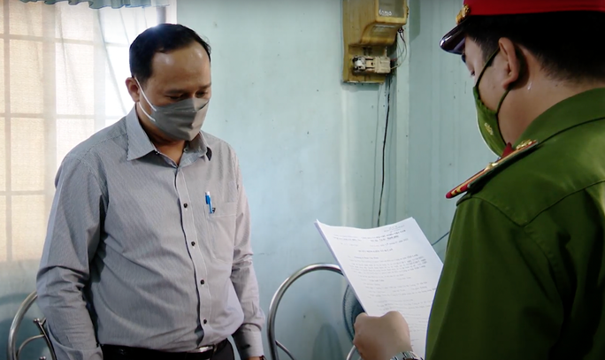 Công an đọc lệnh bắt ông Trần Anh Tuấn. Ảnh: Công an Vĩnh Long Công an đọc lệnh bắt ông Trần Anh Tuấn. Ảnh: Công an Vĩnh Long