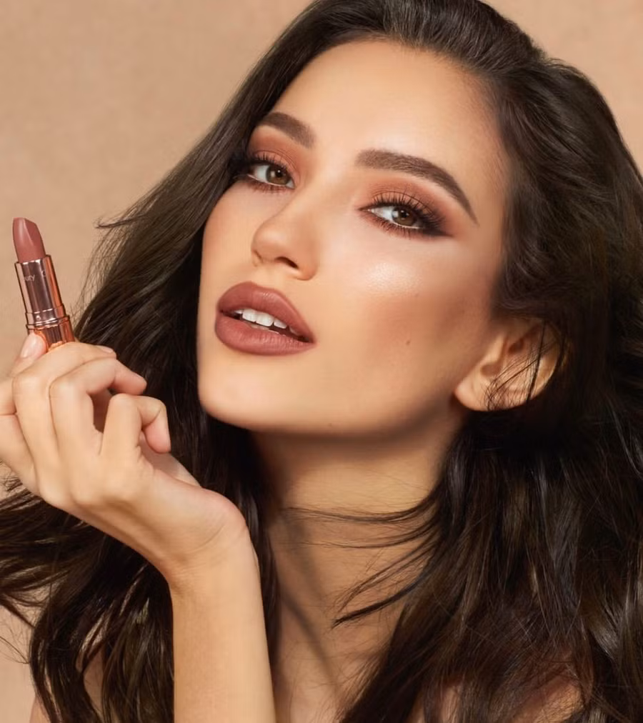 Nếu muốn vẻ ngoài thật quyến rũ hãy thử nghiệm tone màu hồng nâu. Với gam màu này bạn nên chọn những bộ trang phục có màu đơn sắc như đen, trắng… để lớp make up được tỏa sáng.