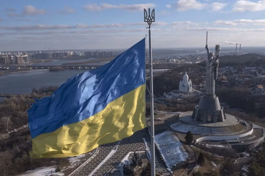 Quốc kỳ Ukraina ở Kiev, ngày 13.2.2022. Ảnh: AP