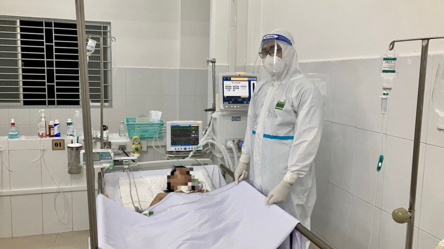 Bác sĩ Nguyễn Hoàng Du đang thăm khám bệnh nhân tại Khoa Hồi sức tích cực - chống độc, Bệnh viện đa khoa Trung ương Cần Thơ. Ảnh: Đình Tuyển