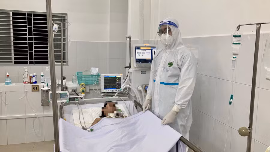 Bác sĩ Nguyễn Hoàng Du đang thăm khám bệnh nhân tại Khoa Hồi sức tích cực - chống độc, Bệnh viện đa khoa Trung ương Cần Thơ. Ảnh: Đình Tuyển