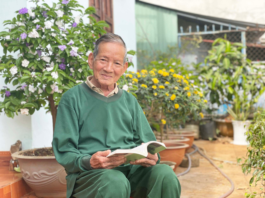 Đọc sách là thú vui dịp Tết của ông Lê Văn Tường (25 Chi Lăng, phường Hoa Lư, TP. Pleiku). Ảnh: Phương Duyên