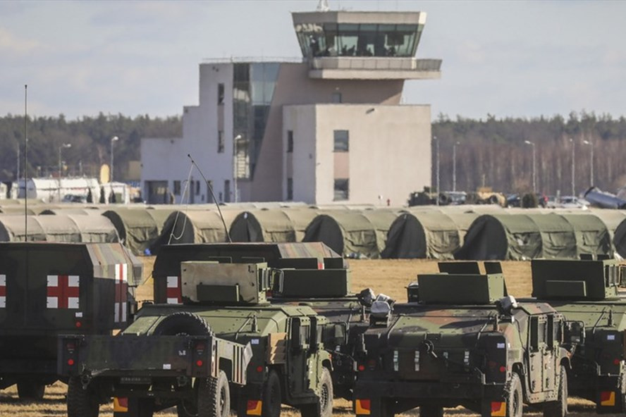 Các phương tiện quân sự của Mỹ tại căn cứ dành cho quân đội, được thiết lập tại sân bay Mielec ở Ba Lan, đề phòng cho xung đột Nga-Ukraina. Ảnh: Getty