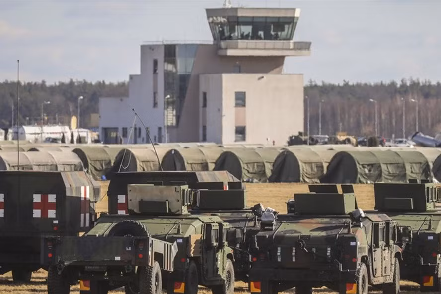 Các phương tiện quân sự của Mỹ tại căn cứ dành cho quân đội, được thiết lập tại sân bay Mielec ở Ba Lan, đề phòng cho xung đột Nga-Ukraina. Ảnh: Getty