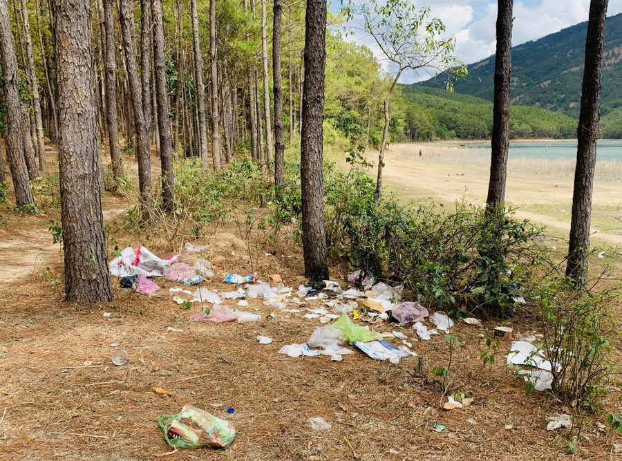 Rác thải vứt bừa bãi khiến khu vực đồi thông nằm sát đập Tân Sơn ô nhiễm. Ảnh: Hồng Thương