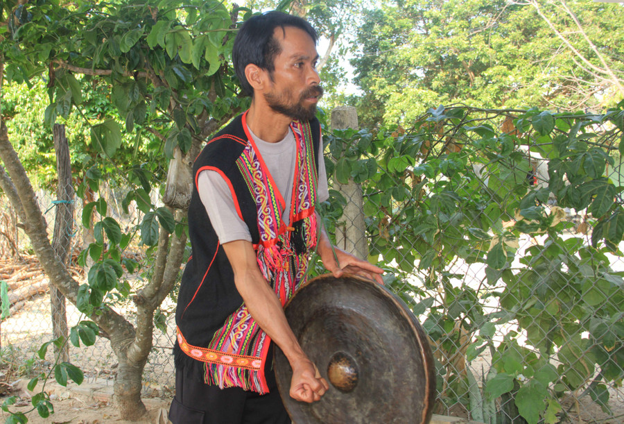 Nghệ nhân A Kyunh biểu diễn chiêng. Ảnh: HT Nghệ nhân A Kyunh biểu diễn chiêng. Ảnh: HT