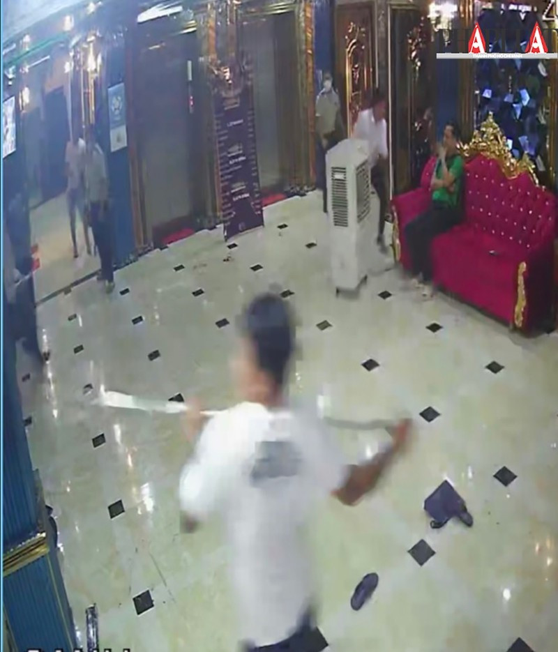 Nhóm này cầm hung khí xông vào quán karaoke. Ảnh chụp từ clip camera an ninh.