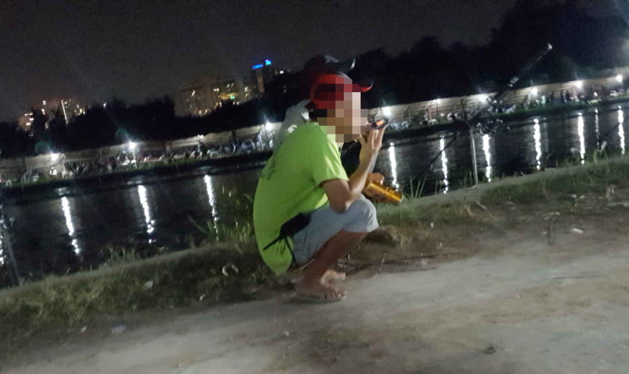 Nam thanh niên có nhiệm vụ giám sát và thông báo cho người điều hành mỗi khi cần thủ dính cá