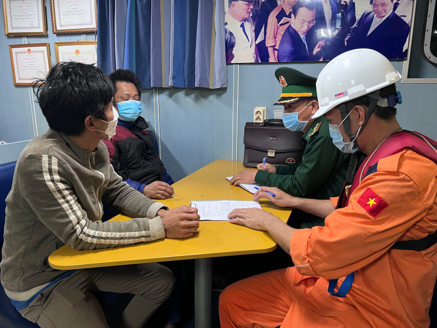  Bàn giao thuyền viên tàu cá gặp nạn cho cơ quan chức năng.