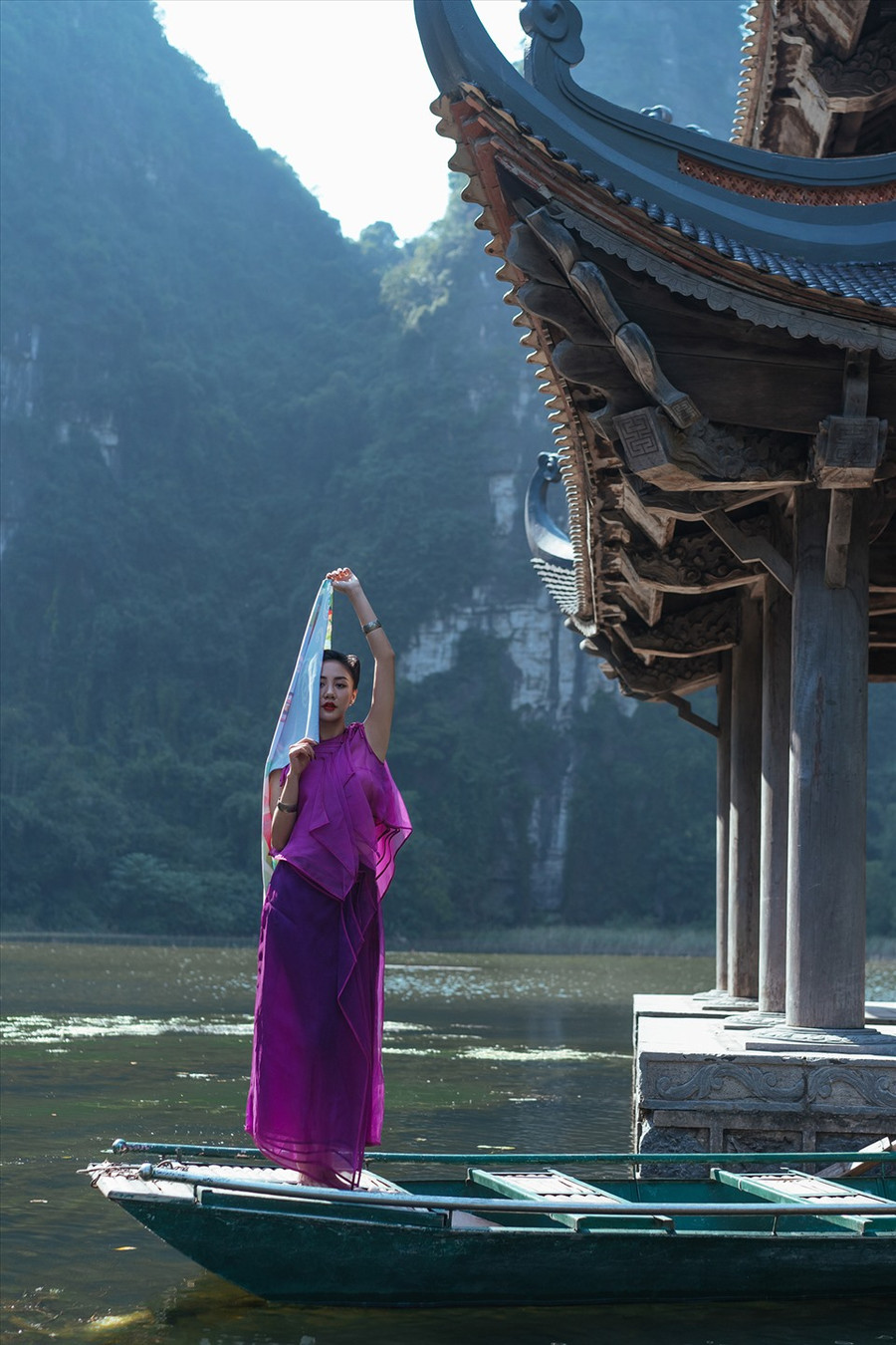 Cô lựa chọn phong cách thời trang mang gam màu nổi cùng lối trang điểm đậm chất Á Đông.