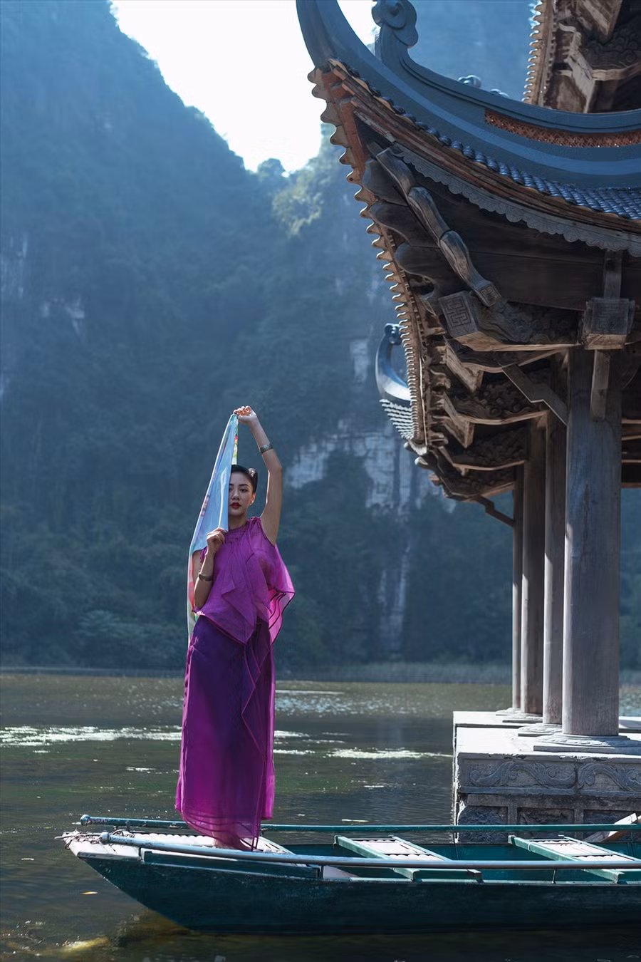 Cô lựa chọn phong cách thời trang mang gam màu nổi cùng lối trang điểm đậm chất Á Đông.