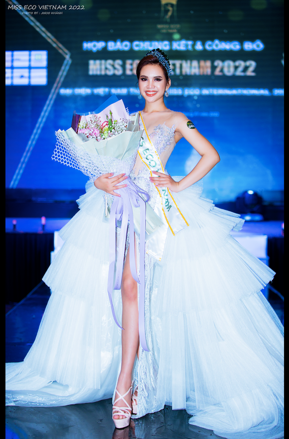 Ban tổ chức Miss Eco Việt Nam gây bất ngờ khi thông báo Hoa hậu H’Cúc Êban không thể tham dự cuộc thi Miss Eco International 2022. Lý giải về sự việc, phía này cho biết: “Do lý do thủ tục xuất nhập cảnh cũng như mong muốn bản thân hoàn thiện khả năng tiếng Anh hơn nên H’Cúc Êban đành lỡ hẹn với Miss Eco International 2022 tại Ai Cập”. Thông tin này khiến người hâm mộ vô cùng tiếc nuối. Ảnh: TL