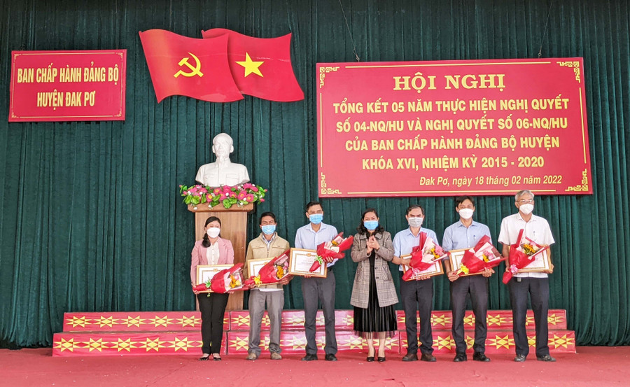 Huyện ủy Đak Pơ tặng giấy khen cho tập thể và 14 cá nhân đã có thành tích xuất sắc trong thực hiện nhiệm vụ (Ảnh: Nguyễn Hiền) 