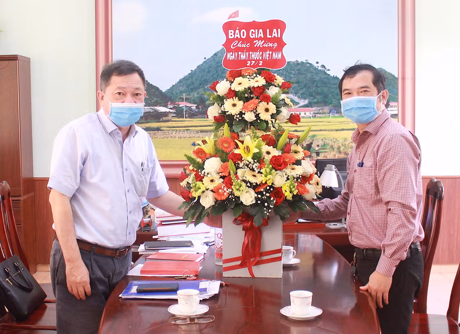 Bác sĩ Phạm Bá Mỹ-Giám đốc Bệnh viện Đa khoa tỉnh (bìa trái) cảm ơn lãnh đạo Báo Gia Lai đã quan tâm chúc mừng đội ngũ y tế nhân ngày 27-2. Ảnh: Mộc Trà