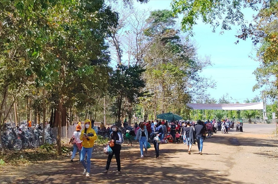 Cả ngàn lượt khách du lịch kéo về Khu du lịch D'ray Sáp để vui chơi, giải trí trong dịp Tết Nguyên đán Nhâm Dần. Ảnh: Võ Nhật Cả ngàn lượt khách du lịch kéo về Khu du lịch D'ray Sáp để vui chơi, giải trí trong dịp Tết Nguyên đán Nhâm Dần. Ảnh: Võ Nhật
