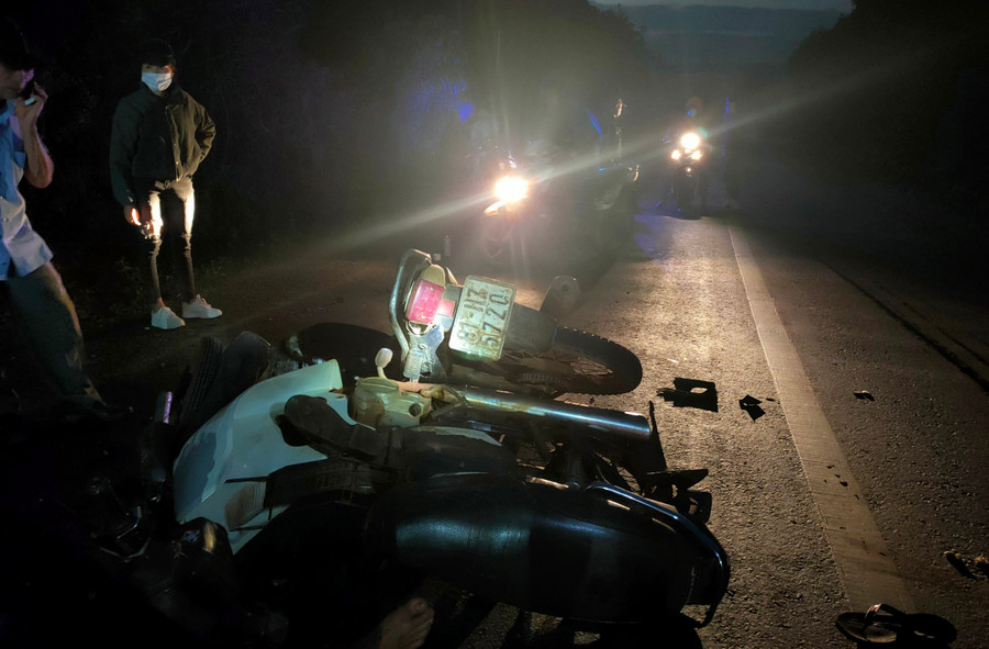 Ia Grai: Va chạm giữa 2 xe mô tô, khiến 2 người thương vong (GLO)- Theo thông tin từ UBND xã Ia Krăi, huyện Ia Grai (tỉnh Gia Lai) cho biết, trên địa bàn xã vừa xảy ra vụ va chạm giữa 2 xe mô tô, khiến 2 người thương vong. Theo đó, vào khoảng 18 giờ, ngày12-2, trên tuyến đường Tỉnh lộ 664 (địa phận làng Bi Yom, xã Ia Krăi, huyện Ia Grai), xe mô tô BKS: 81H7-5720 do anh Rmah Sinh (SN 2006, trú tại làng Lang, xã Ia Dơk, huyện Đức Cơ) điều khiển chở theo anh Ksor Hrinh (SN 2001, trú cùng làng) đi từ hướng Trung tâm xã Ia Krăi về thôn 5, khi đến địa điểm trên thì va chạm với xe mô tô (không biển kiểm soát) do anh Hoàng Văn Mạnh (SN 1978, trú tại thôn 5, xã Ia Krăi) điều khiển đi hướng ngược lại. Hậu quả, anh Rmah Sinh và anh Hoàng Văn Mạnh bị thương nặng được đưa đi cấp cứu tại Trung tâm Y tế huyện Ia Grai. Do bị thương quá nặng nên anh Hoàng Văn Mạnh đã tử vong tại Trung tâm Y tế huyện. Sau khi xảy ra tai nạn, lực lượng chức năng đã có mặt tại hiện trường để điều tiết giao thông và điều tra làm rõ nguyên nhân vụ tai nạn. HÀ PHƯƠNG Hiện trường vụ tai nạn. Ảnh: Nguyễn Sinh Hai xe máy bị hư hỏng nặng. Ảnh: Nguyễn Sinh