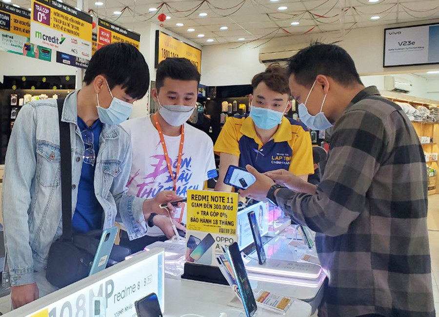 Khách hàng đang lựa chọn mua điện thoại tại Thế giới di động. Ảnh: Sơn Ca Khách hàng đang lựa chọn mua điện thoại tại Thế giới di động. Ảnh: Sơn Ca