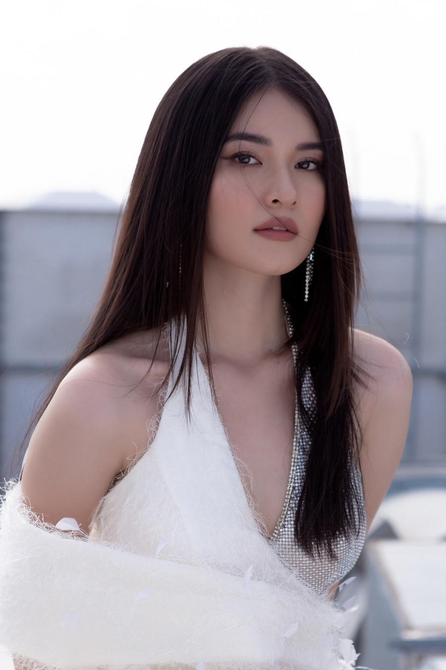 Nhan sắc thanh khiết ngọt ngào trong chiếc đầm trắng pha ánh kim tôn lên vòng một của nàng Á hậu