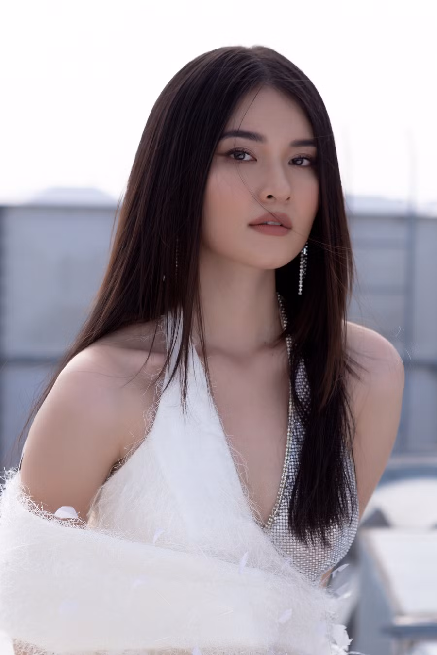 Nhan sắc thanh khiết ngọt ngào trong chiếc đầm trắng pha ánh kim tôn lên vòng một của nàng Á hậu