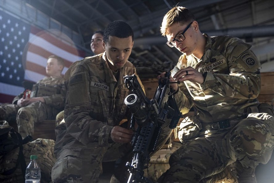 Binh sĩ Sư đoàn Dù số 82 của Lục quân Mỹ chuẩn bị triển khai đến Châu Âu, tại Fort Bragg, Bắc Carolina, ngày 14.2.2022. Ảnh: AP