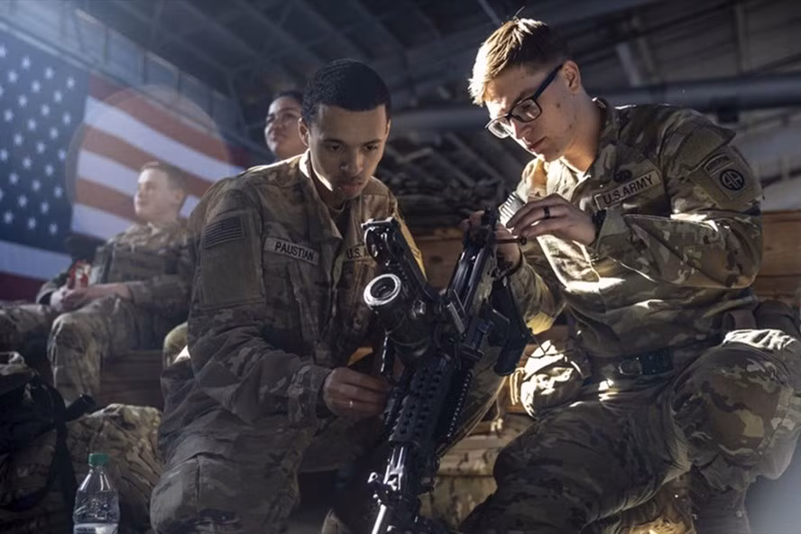 Binh sĩ Sư đoàn Dù số 82 của Lục quân Mỹ chuẩn bị triển khai đến Châu Âu, tại Fort Bragg, Bắc Carolina, ngày 14.2.2022. Ảnh: AP