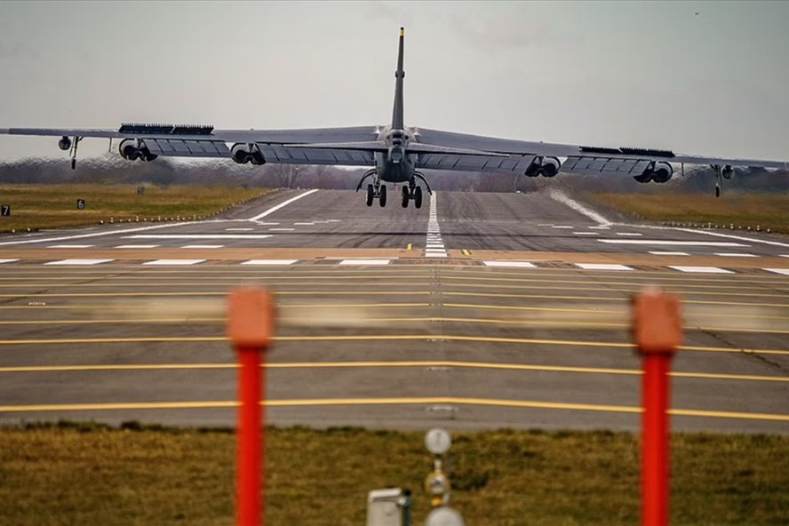 Boeing B-52 Mỹ chuẩn bị hạ cánh ở Anh hôm 10.2. Ảnh: Không quân Mỹ Boeing B-52 Mỹ chuẩn bị hạ cánh ở Anh hôm 10.2. Ảnh: Không quân Mỹ