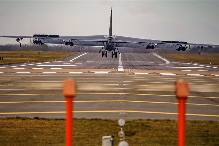 Boeing B-52 Mỹ chuẩn bị hạ cánh ở Anh hôm 10.2. Ảnh: Không quân Mỹ