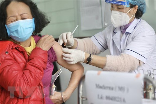 Nhân viên y tế tiêm vaccine phòng COVID-19 cho người cao tuổi phường Lê Đại Hành, quận Hai Bà Trưng, Hà Nội. Nguồn: TTXVN Nhân viên y tế tiêm vaccine phòng COVID-19 cho người cao tuổi phường Lê Đại Hành, quận Hai Bà Trưng, Hà Nội. Nguồn: TTXVN