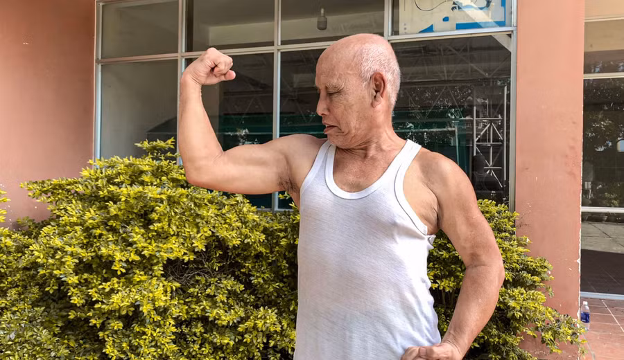 Võ sư Đoàn Phú dù ngoài 70 tuổi, thân thể vẫn cường tráng, mạnh khỏe. Ảnh: Lê Hoài Nhân