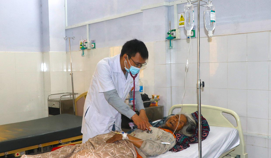 Bác sĩ Phạm Văn Tuyến (Khoa Hồi sức cấp cứu, Trung tâm Y tế thị xã An Khê) tích cực tham gia phòng-chống dịch Covid-19 và chăm sóc bệnh nhân. Ảnh: Ngọc Minh  Bác sĩ Phạm Văn Tuyến (Khoa Hồi sức cấp cứu, Trung tâm Y tế thị xã An Khê) tích cực tham gia phòng-chống dịch Covid-19 và chăm sóc bệnh người nhân. Ảnh: Ngọc Minh