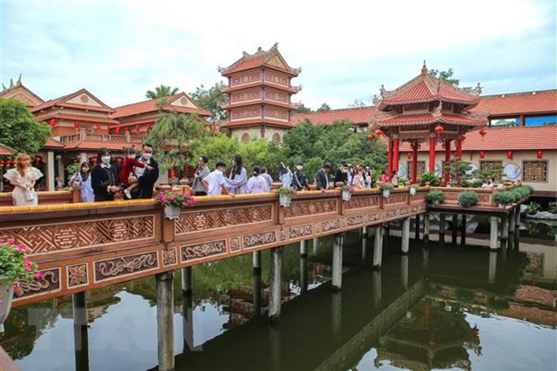 Người dân Đà Nẵng tham quan, thưởng lãm cảnh đẹp tại chùa Nam Sơn. Ảnh: Trần Lê Lâm/TTXVN