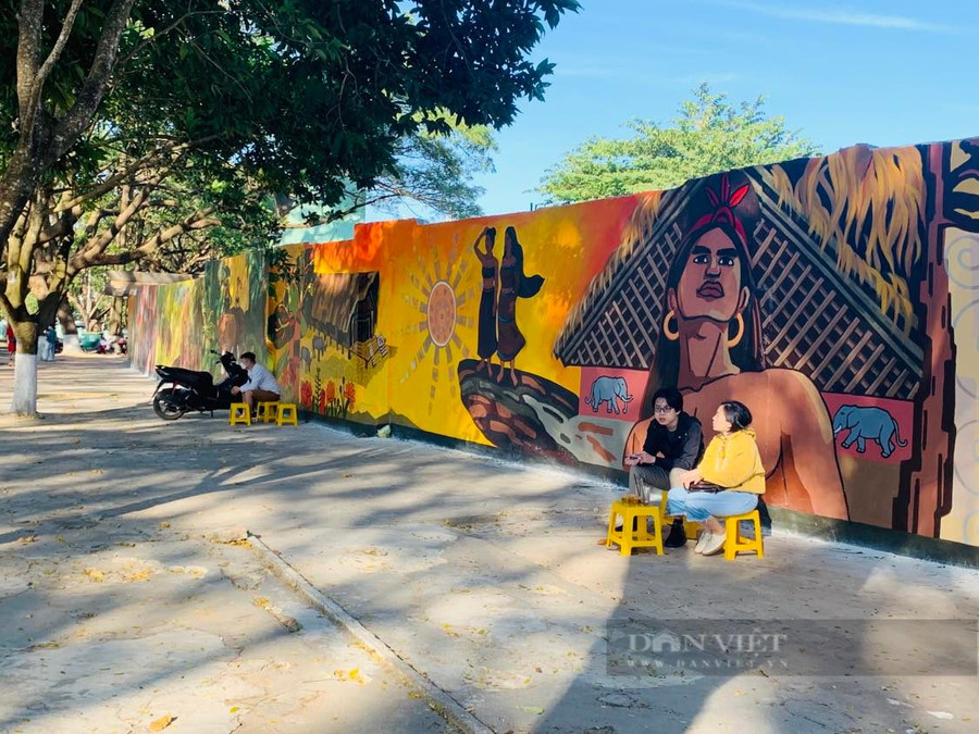 Hình vẽ trên các bức tường được chuyển thể từ phim hoạt hình Sử thi Đam San của Trường ĐHSK-ĐA Hà Nội và tư liệu của Bảo tàng Đắk Lắk. Ảnh: Phương Hằng Hình vẽ trên các bức tường được chuyển thể từ phim hoạt hình Sử thi Đam San của Trường ĐHSK-ĐA Hà Nội và tư liệu của Bảo tàng Đắk Lắk. Ảnh: Phương Hằng