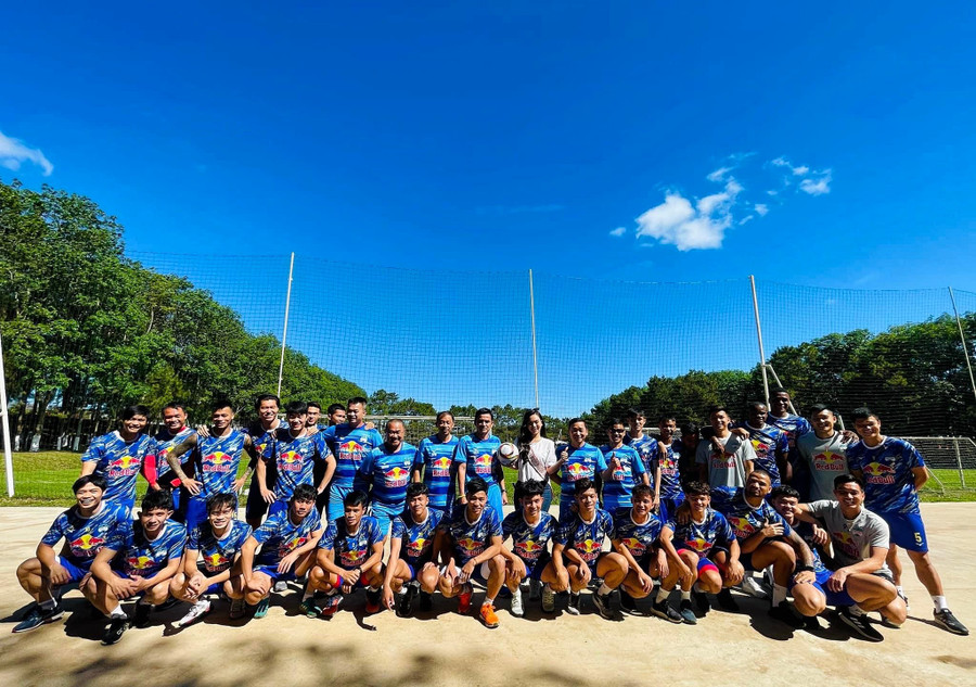 Hoa hậu du lịch quốc tế Hoàng Hương Ly giao lưu với các cầu thủ tại Học viện bóng đán Hoàng Anh Gia Lai 